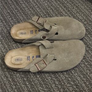 Taupe Birkenstock Boston clogs size 8-8.5 US / 39 EU
VERY gently worn!